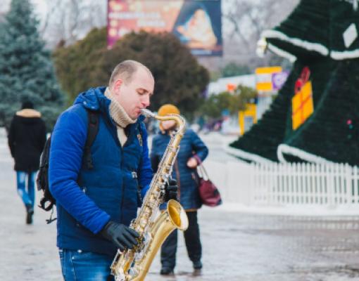 Уличный музыкант в Бельцах