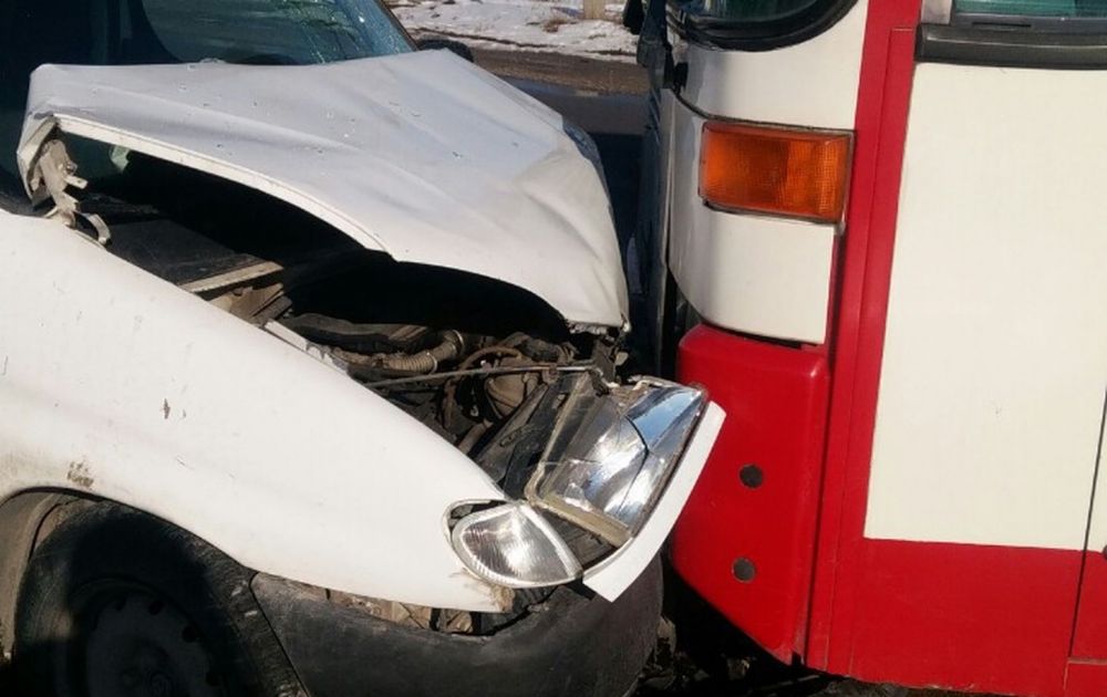 ДТП на объездной: автобус № 25 столкнулся с легковушкой