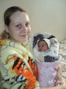 Виктория Кожокару c мамой. Девочка стала первой родившейся в Новом году в бельцах 
