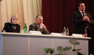В президиуме начальник муниципального Управления образования Татьяна Дубицкая, министр просвещения Михаил Шляхтицкий и его заместитель Валентин Круду