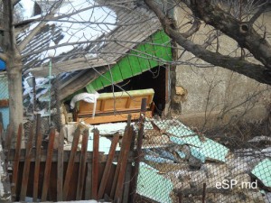 Обрушились внешние стены в одной из комнат, повреждена межкомнатная перегородка и рухнула часть кровли