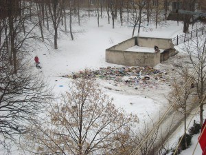 Разве не должны убирать возле дома?