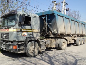 Живой цепью против грузовиков (+ВИДЕО) фото 1
