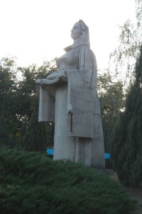 pamiatnik-tescia Бельцы уравняли по статусу с Кишинёвом