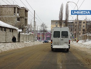 Водитель, решивший помыть маршрутку вместе с пассажирами, был оштрафован (ВИДЕО)
