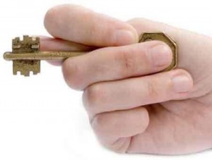 Семейная пара лишила пожилых людей 18 квартир