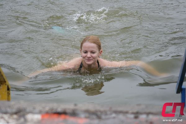 Люди выходили из воды с улыбкой.