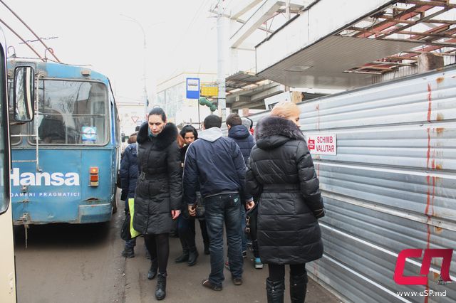 Image01_1 На центральной остановке снова не пройти фото 2