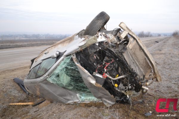 Перевернувшись, машина приземлилась на правую сторону. Скользкая дорога, переворот, кювет