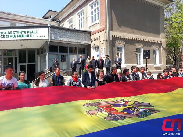 Огромный флаг в руках студентов По Бельцам пронесли 15-метровый триколор