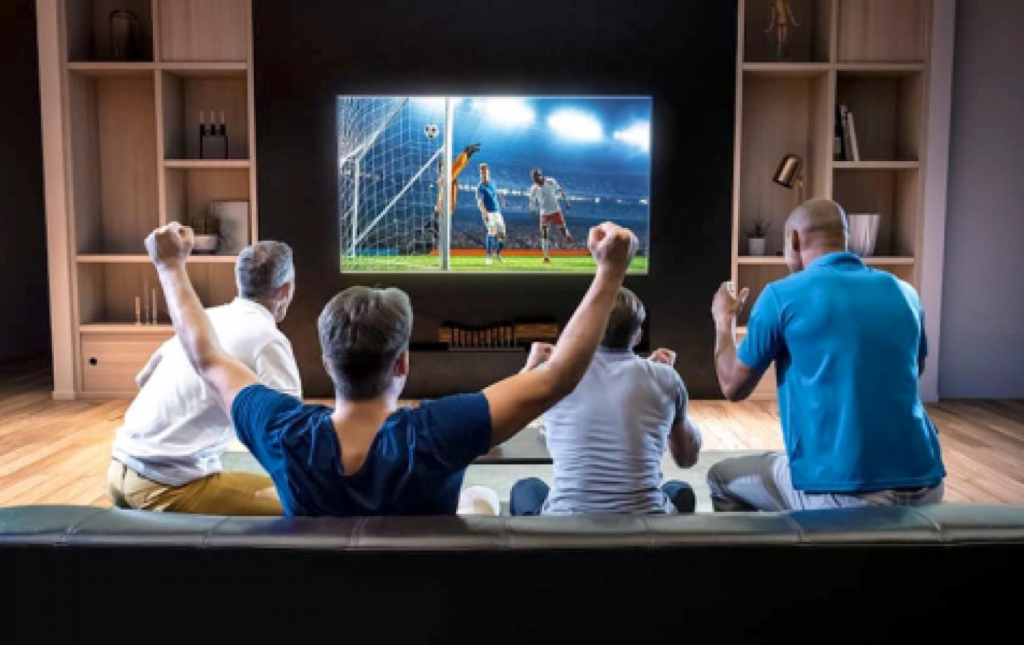 Звезды смотрят футбол. Спортивный телевизор. Футбол по телевизору. Телевизор футбол. Человек перед телевизором.