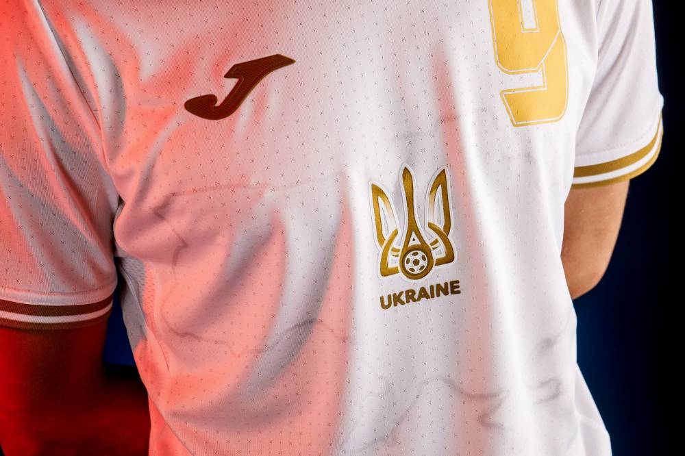 Герб и карта с Крымом на форме сборной Украины