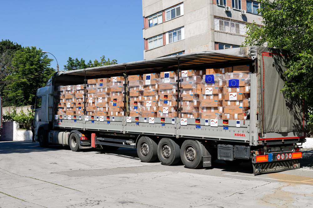 Грузовик с коробками гуманитарной помощи
