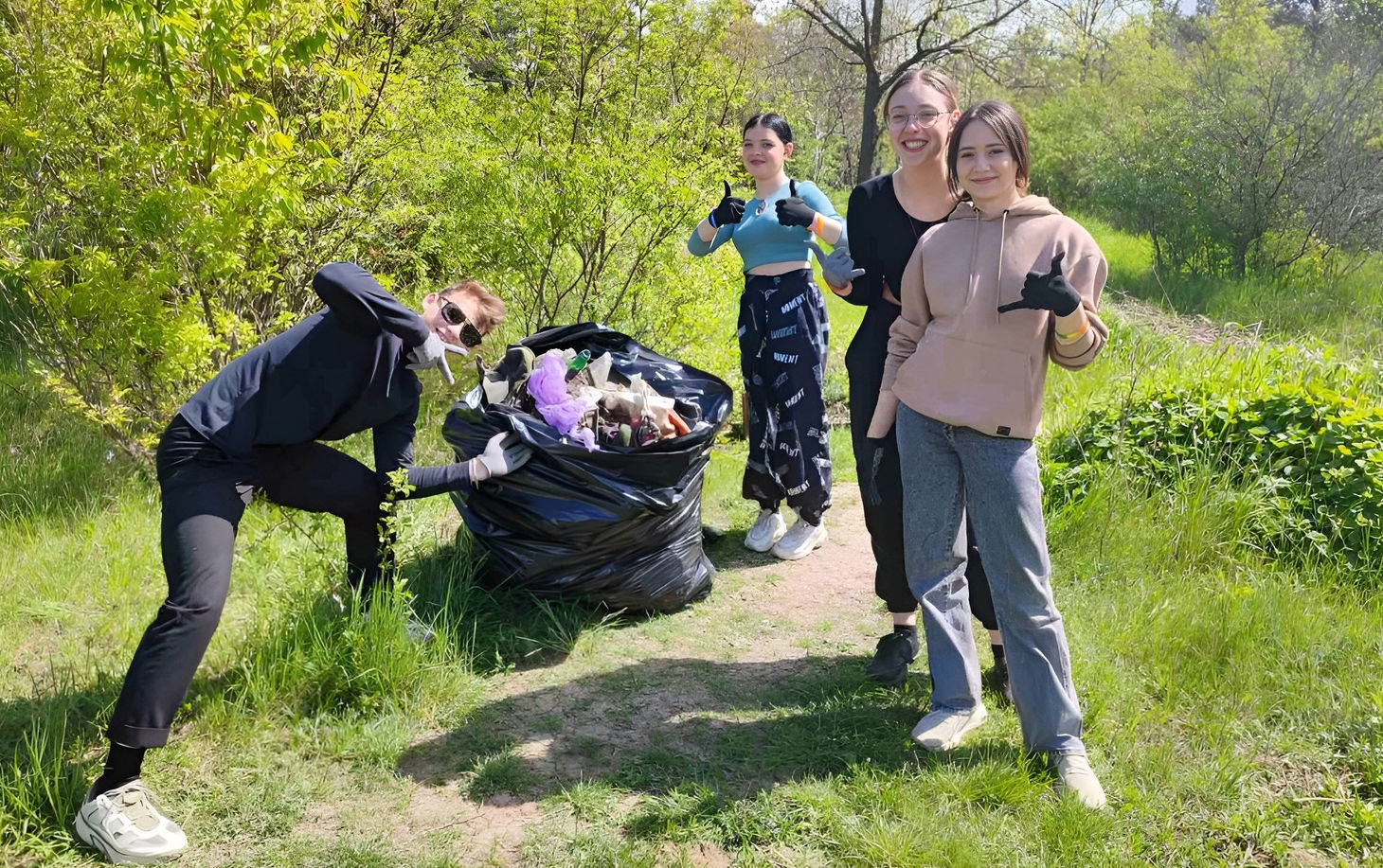 В Бельцах провели уборку в парке у Селекции.