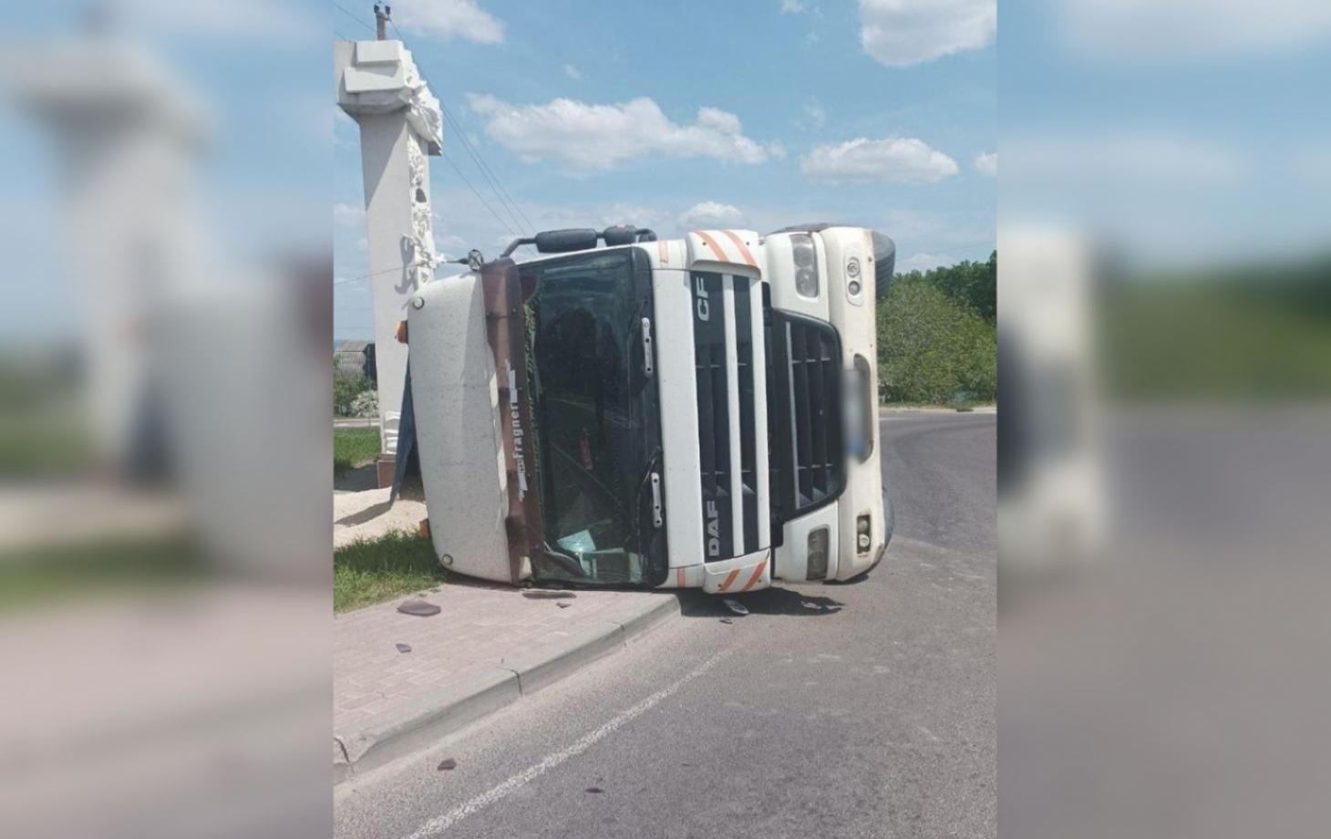 грузовик перевернулся в Сороках