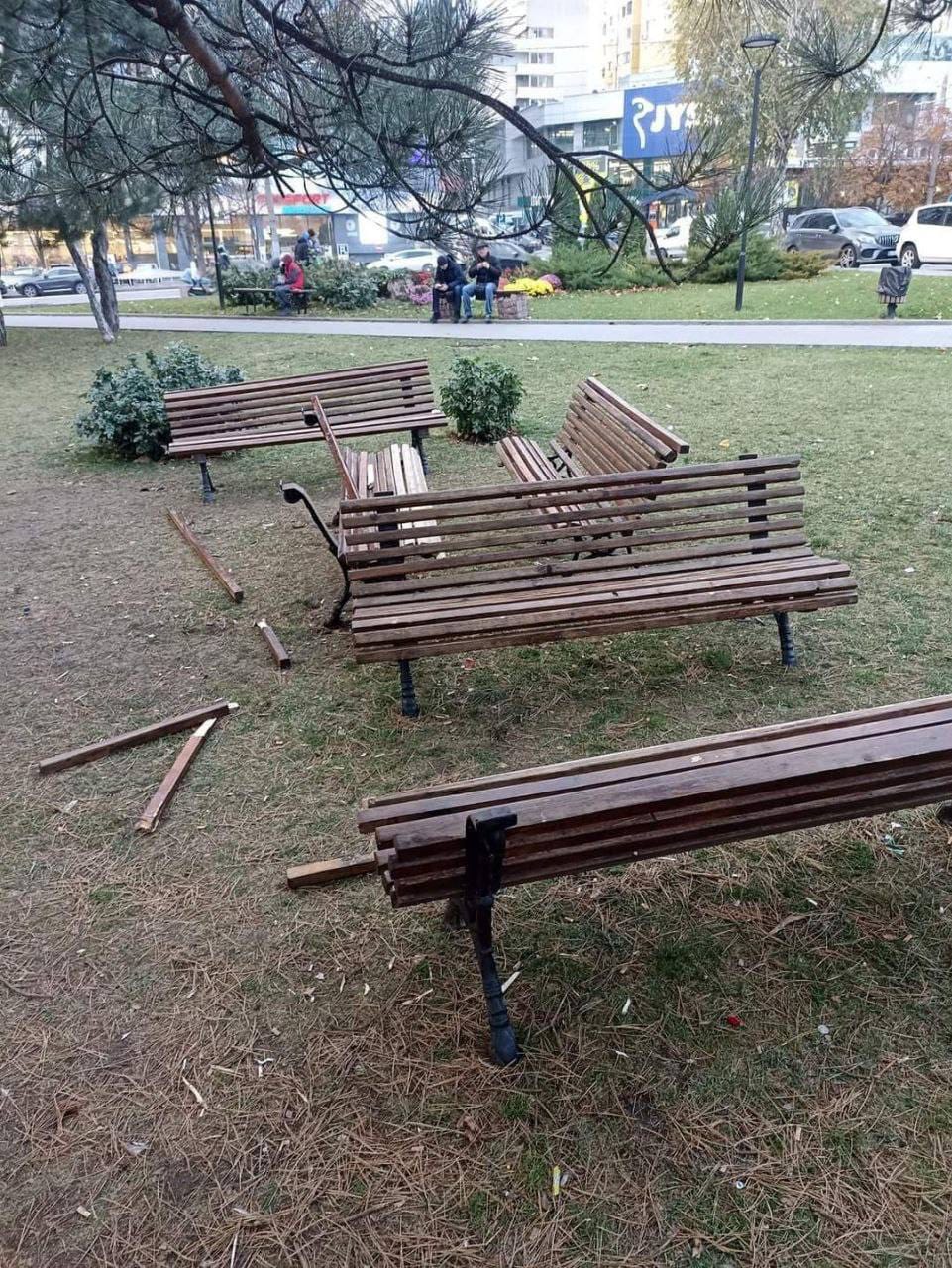 сломали скамейки в Кишиневе