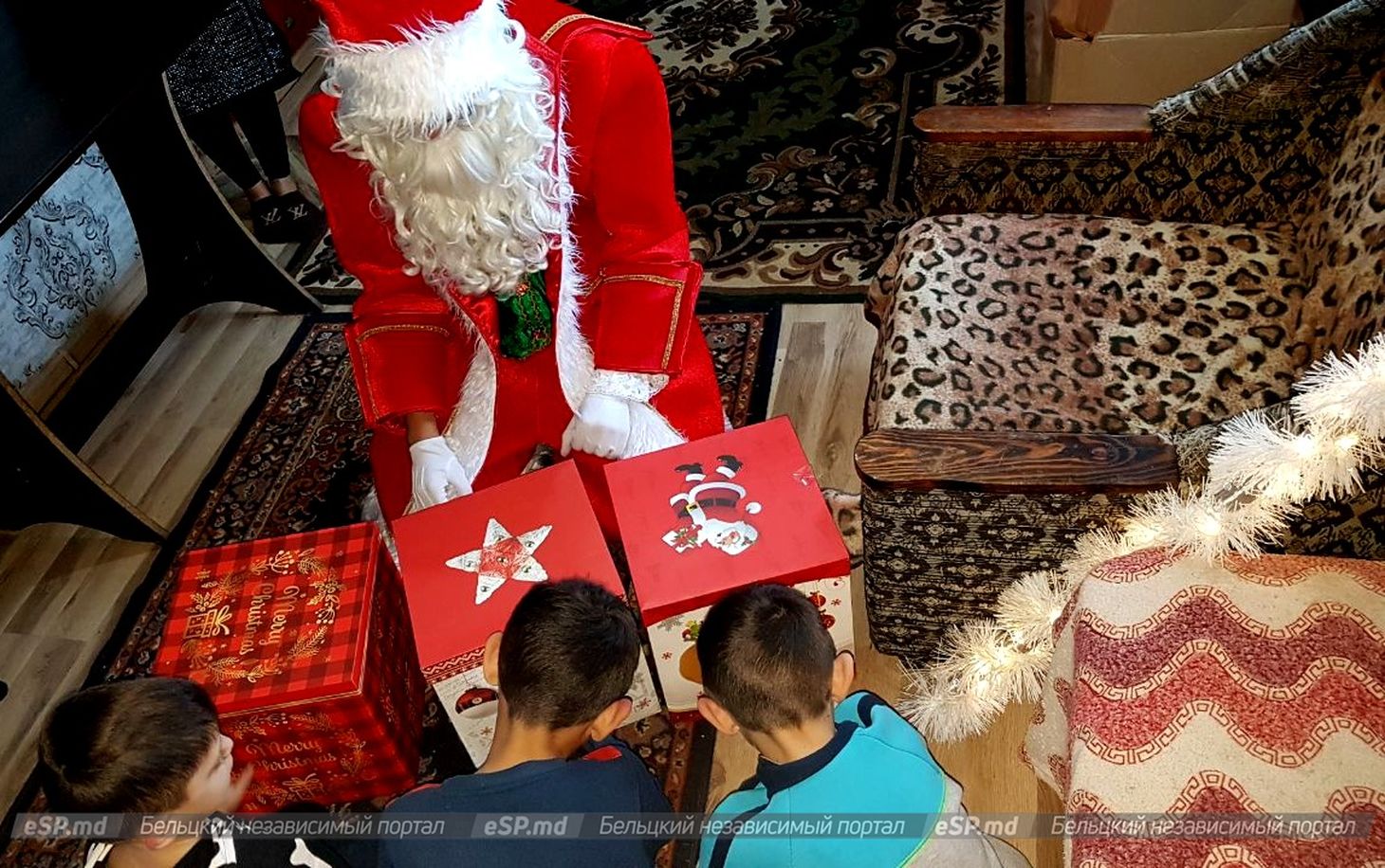 Дети-беженцы в Единцах и Дед Мороз