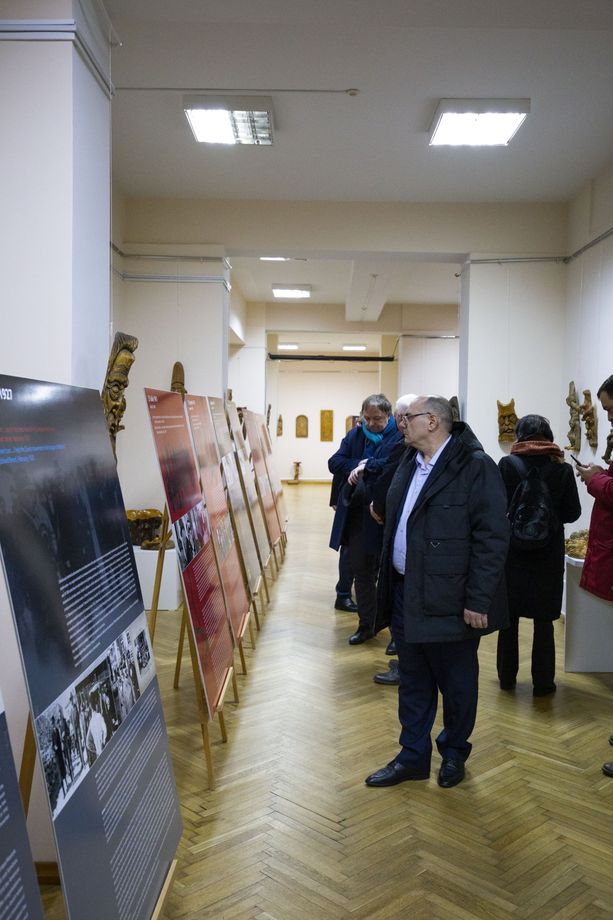 Делегация посетила выставку, посвящённую геноциду евреев в Чехословакии и другим историческим событиям того периода.