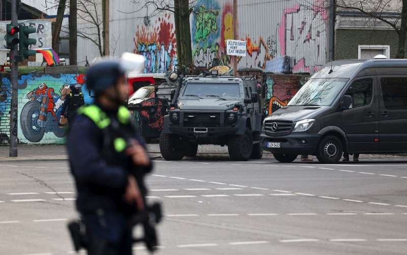 Arestări la Berlin a presupușilor teroriști din Facțiunea Armata Roşie фото 2