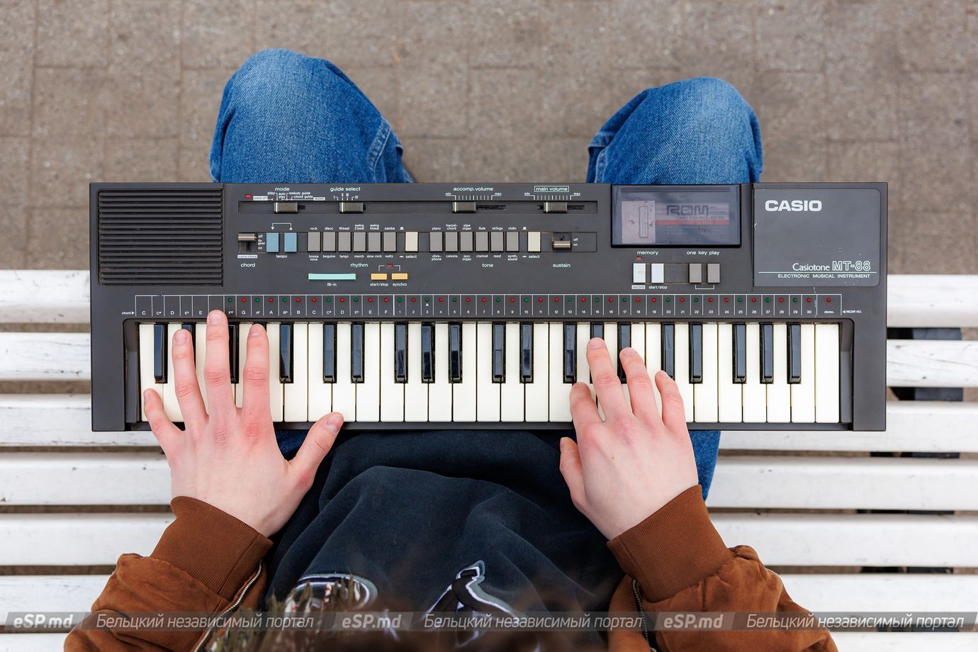 Одним из любимых инструментов парня стал небольшой синтезатор 80-х гг, который парню посчастливилось перекупить у подруги.