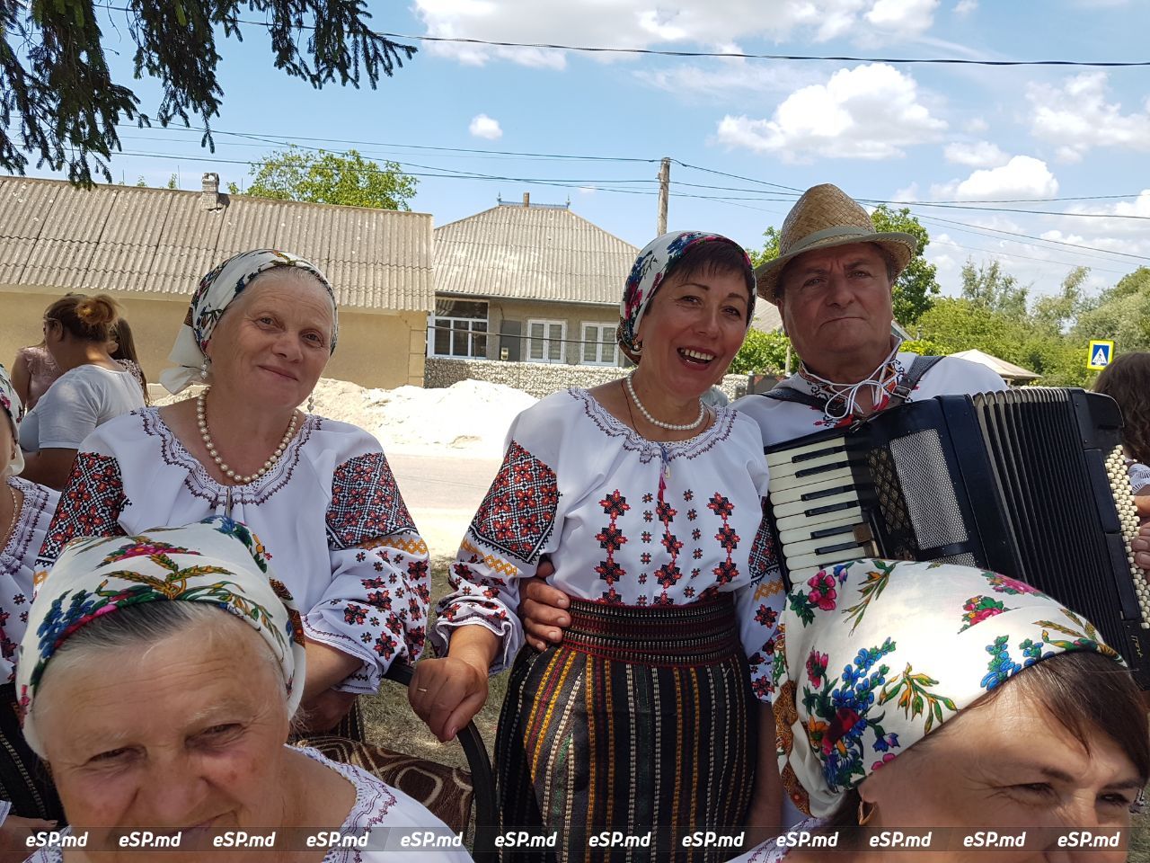  Фестиваль - Песни, звучащие на лугу - «Cântă de răsuna Lunca»