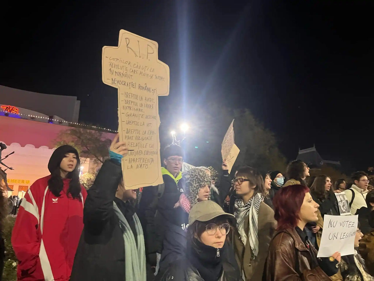 București: Sute de tineri au protestat împotriva lui Călin Georgescu фото 1