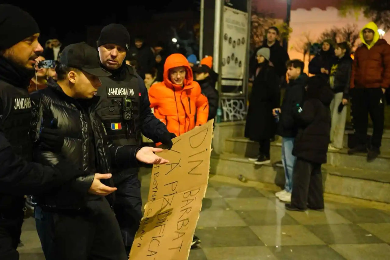 București: Sute de tineri au protestat împotriva lui Călin Georgescu фото 2