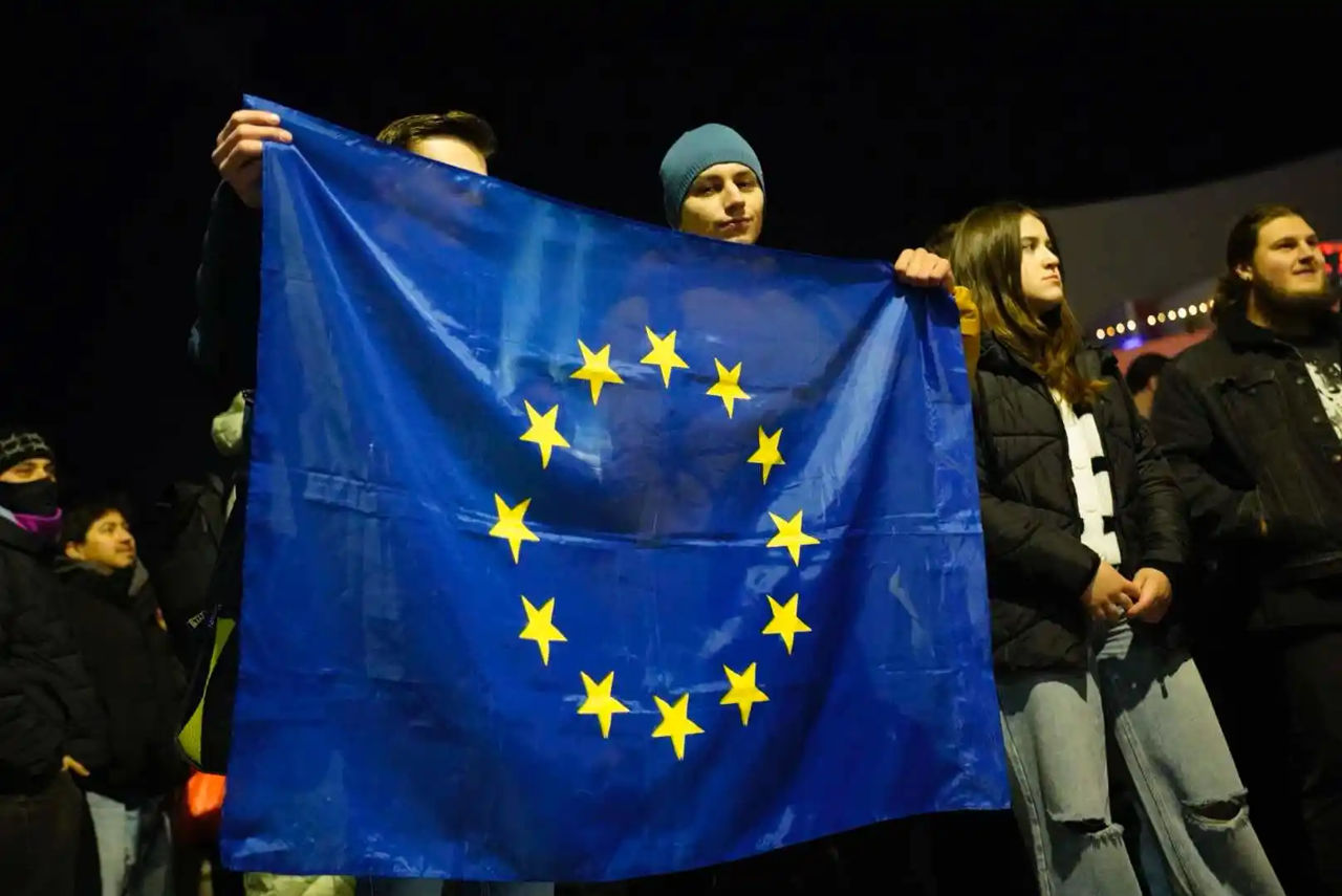 București: Sute de tineri au protestat împotriva lui Călin Georgescu фото 3