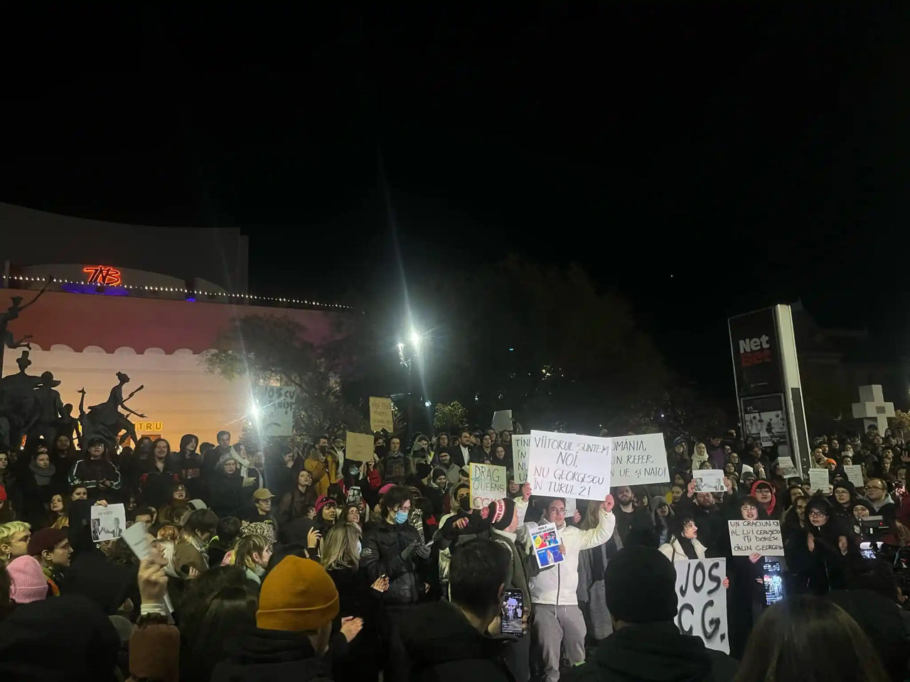 București: Sute de tineri au protestat împotriva lui Călin Georgescu фото 4