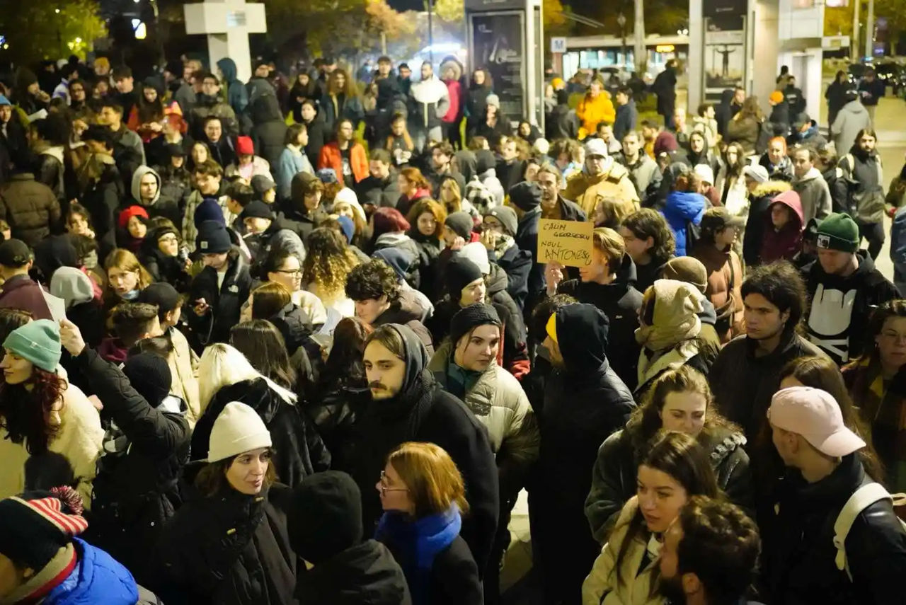 București: Sute de tineri au protestat împotriva lui Călin Georgescu фото 6