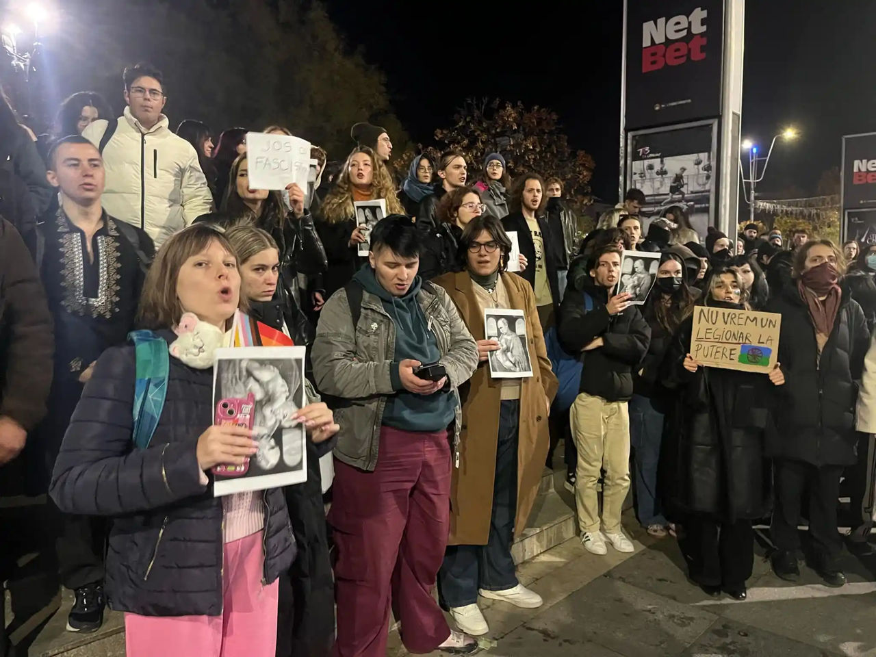 București: Sute de tineri au protestat împotriva lui Călin Georgescu фото 7