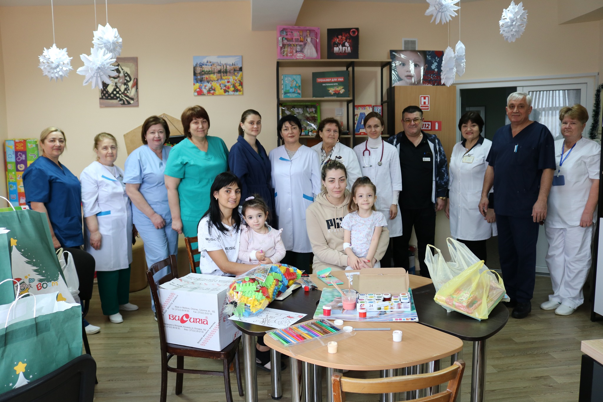Angajații Spitalului Clinic Bălți au donat jucării și rechizite pentru copiii din Pediatrie фото 2