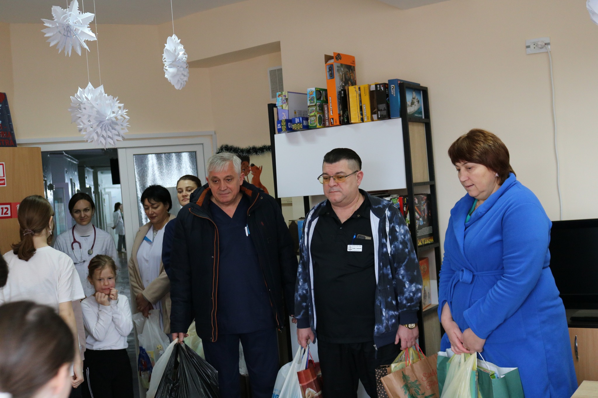 Angajații Spitalului Clinic Bălți au donat jucării și rechizite pentru copiii din Pediatrie фото 1