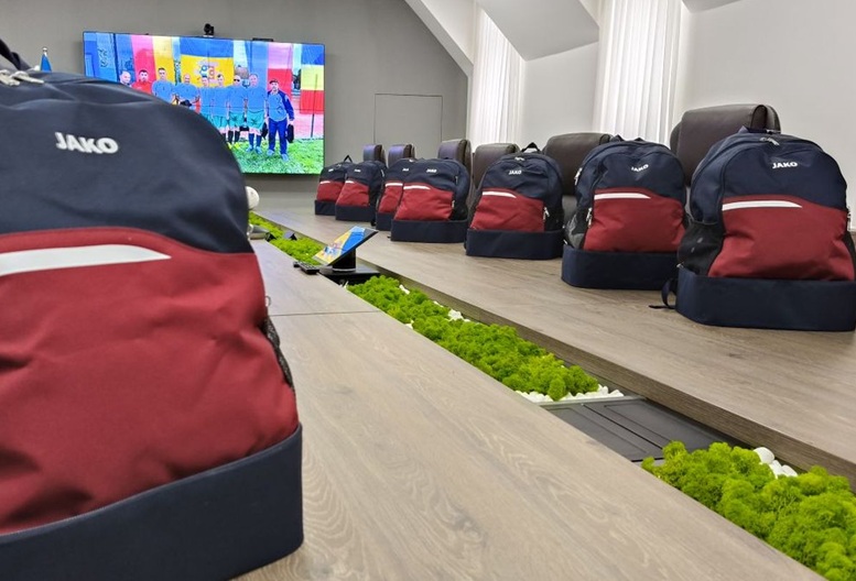 Федерация футбола передала национальной сборной незрячих спортивную экипировку фото 1