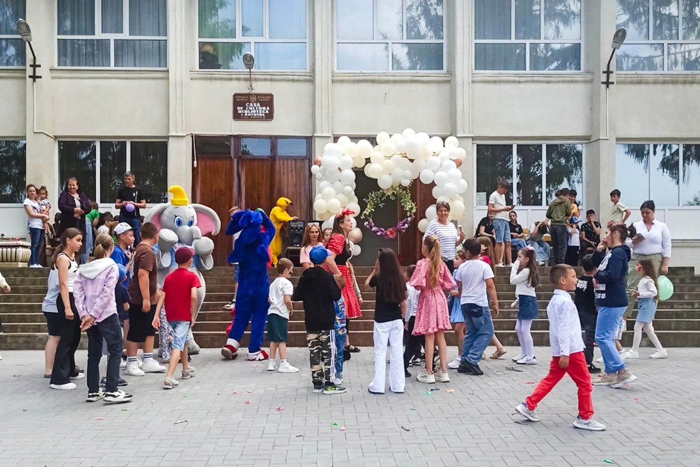 В коммуне Ротунда Единецкого района обустроили современную площадку у Дома культуры фото 1