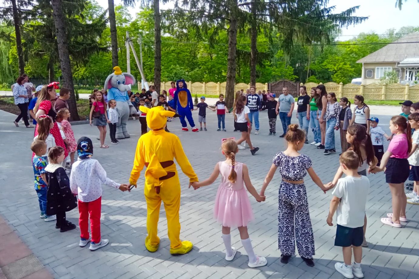 В коммуне Ротунда Единецкого района обустроили современную площадку у Дома культуры фото 2