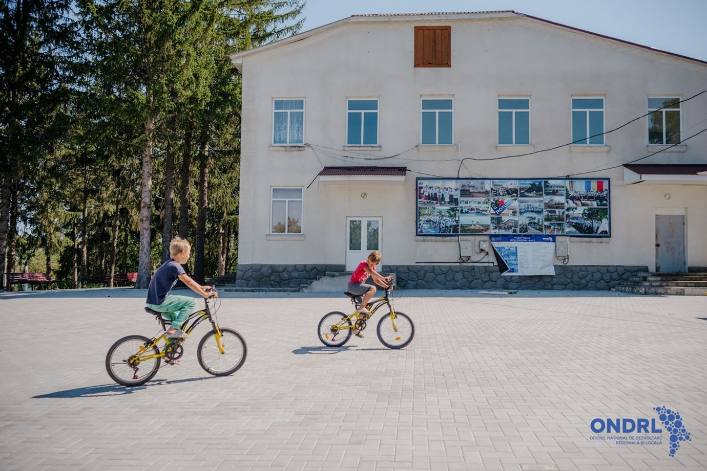 В коммуне Ротунда Единецкого района обустроили современную площадку у Дома культуры фото 9