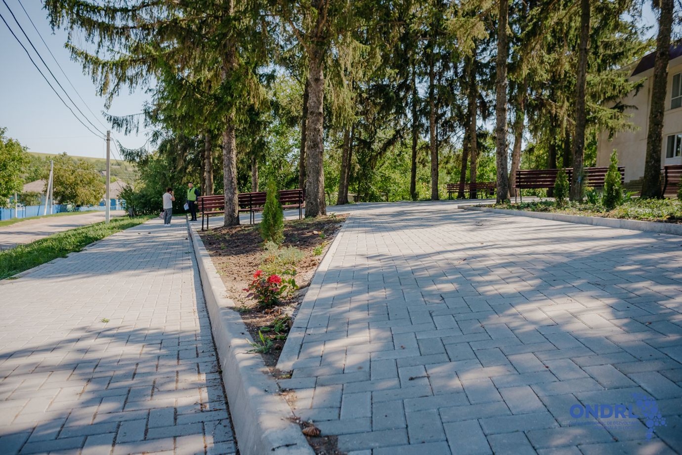 В коммуне Ротунда Единецкого района обустроили современную площадку у Дома культуры фото 4