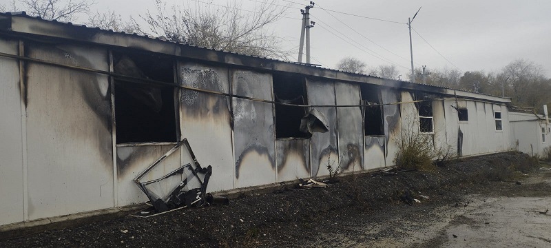 В Ватре сгорело временное общежитие рабочих, 15 человек эвакуированы фото 2