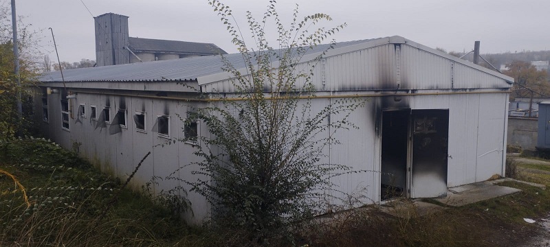 В Ватре сгорело временное общежитие рабочих, 15 человек эвакуированы фото 3