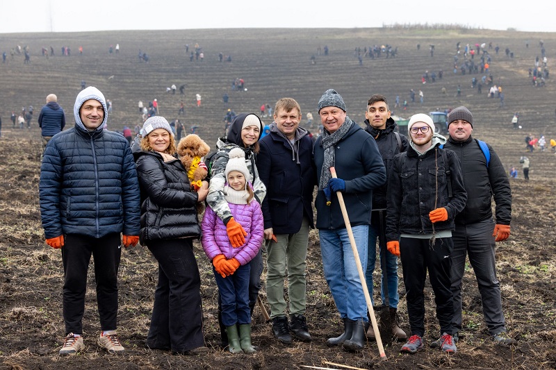 Мунтяну сажает деревья 