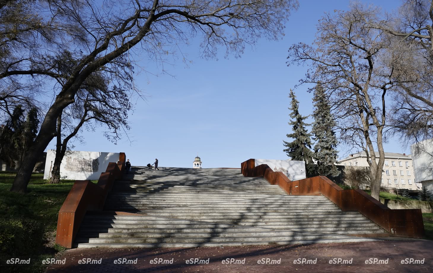 Лестница в центральном парке в Бельцах (ноябрь)