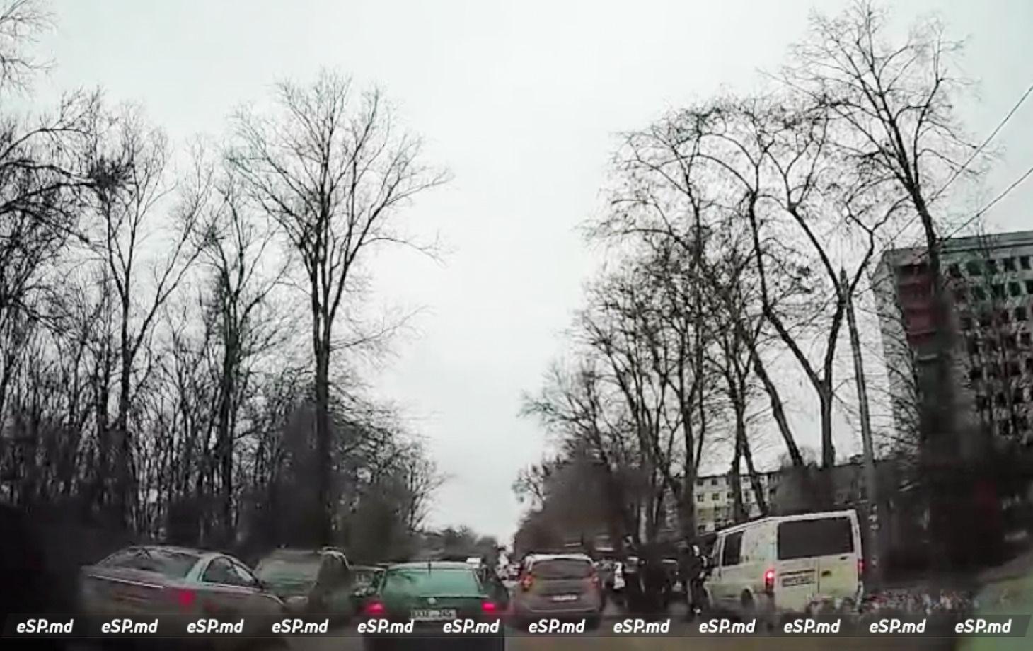 Рядом с бельцкой больницей сбили пешехода: он переходил дорогу в неположенном месте