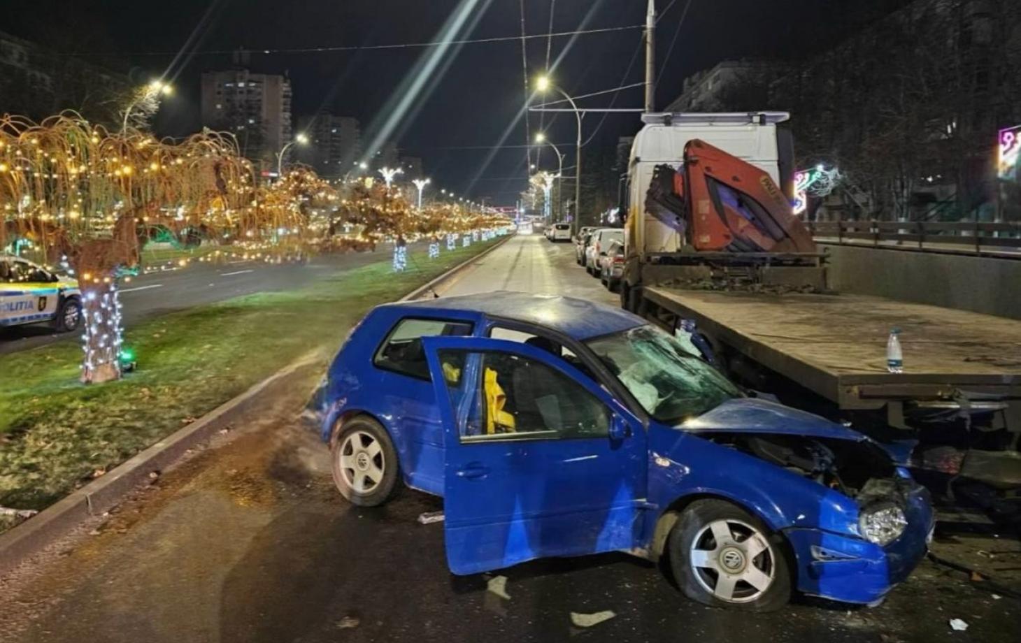 В Кишинёве на бульваре Дачия Volkswagen врезался в эвакуатор: двое погибших