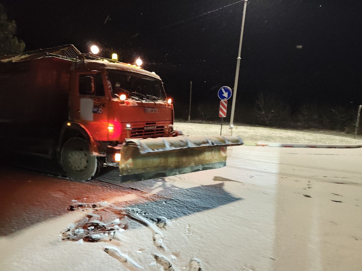 Дорожный рабочие в ночь на 24 декабря