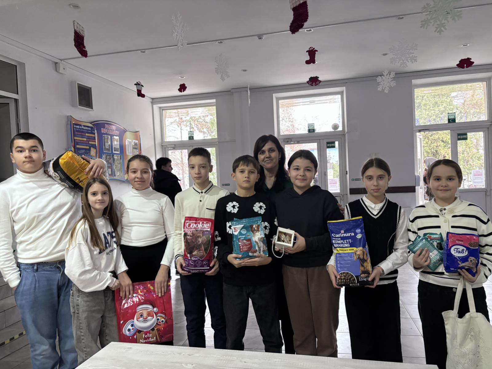 Подарили приюту собак корм