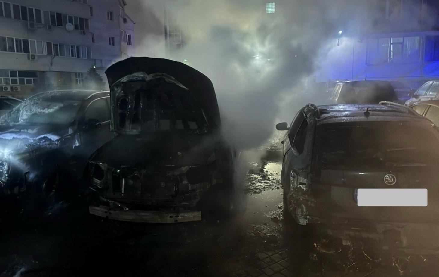 В Кишинёве во дворе жилого дома ночью сгорели три авто: Mercedes, Škoda и Toyota