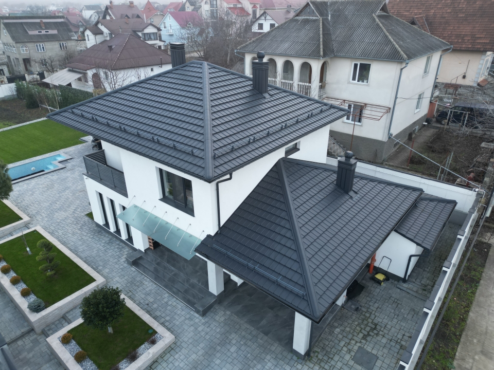 Металлочерепица тёмного цвета на частном доме в Молдове