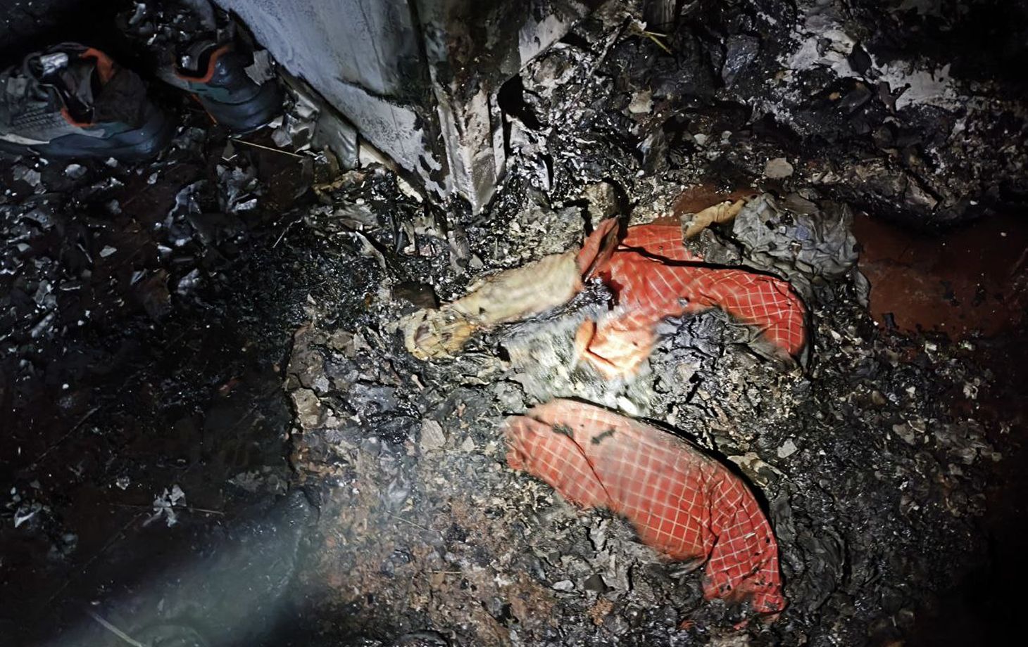 Пожарные приехали на вызов о пожаре и обнаружили обгорелый труп мужчины в доме