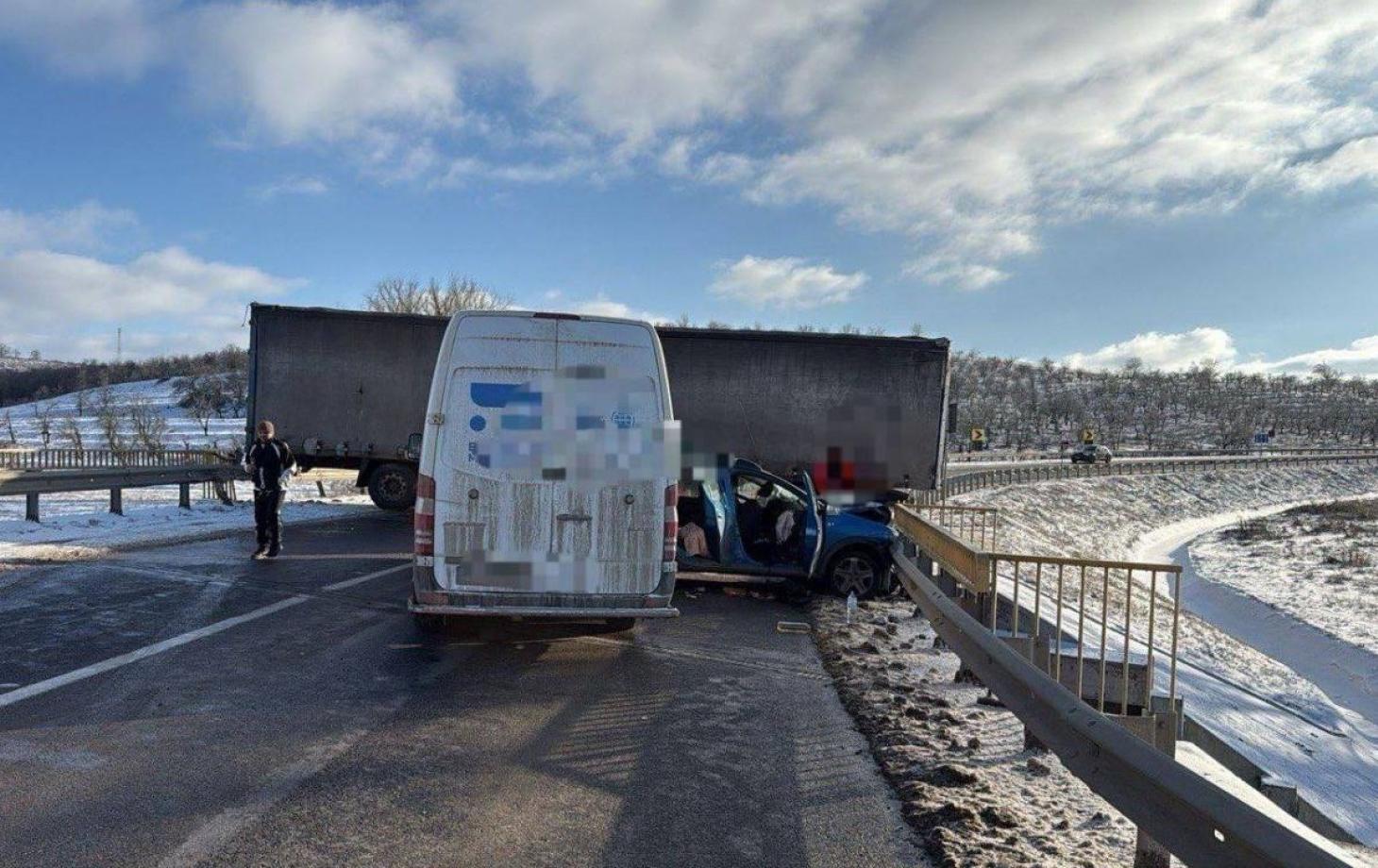 В Новоаненском районе грузовик ударил Dacia, машину отбросило в микроавтобус